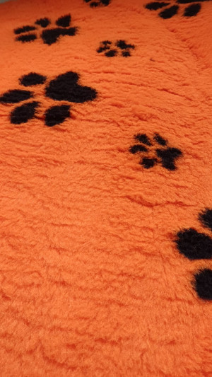 VETBED DELUXE Paklājs ar gumijotu pamatni no bieza materiāla - oranžs ar melnām ķepām