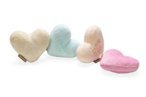 Beeztees valentīndiena Plī&scaron;a rotaļlieta suņiem - sirsniņas 12x11x5cm, krāsainas