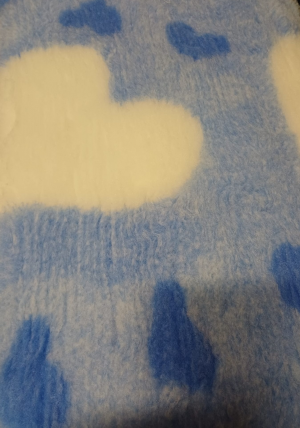 VETBED DELUXE Paklājs ar gumijotu pamatni no bieza materiāla - gai&scaron;i zils ar sirsniņām /1650 x 1000mm