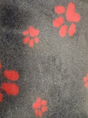 VETBED DELUXE Paklājs ar gumijotu pamatni no bieza materiāla - tum&scaron;s ar sarkanām ķepām /1650 x 1000mm