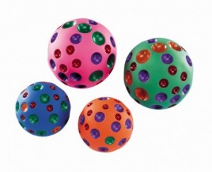 Nobby vinila bumbiņa dažādās krāsās ar pīkstuli