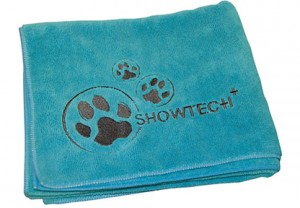 Show Tech Microfibre Towel - Mikrošķiedru dvielis ar izšuvumiem, tirkīza krāsā